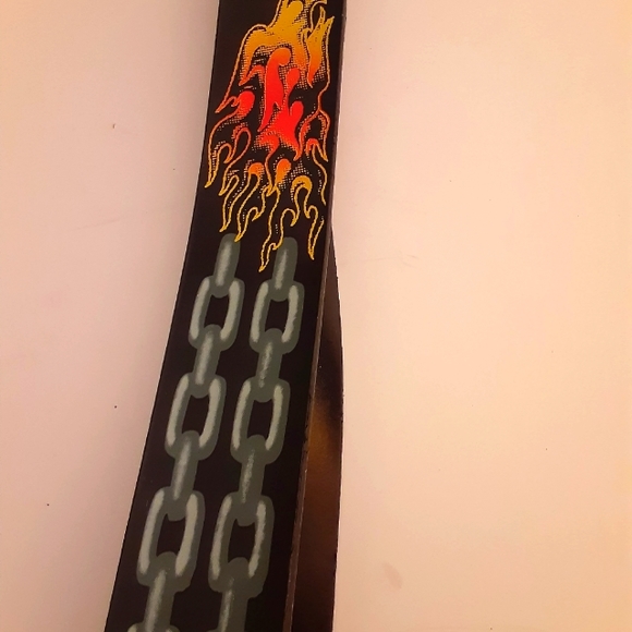 Amity black belt with faux chain links and bird pattern - Picture 9 of 12